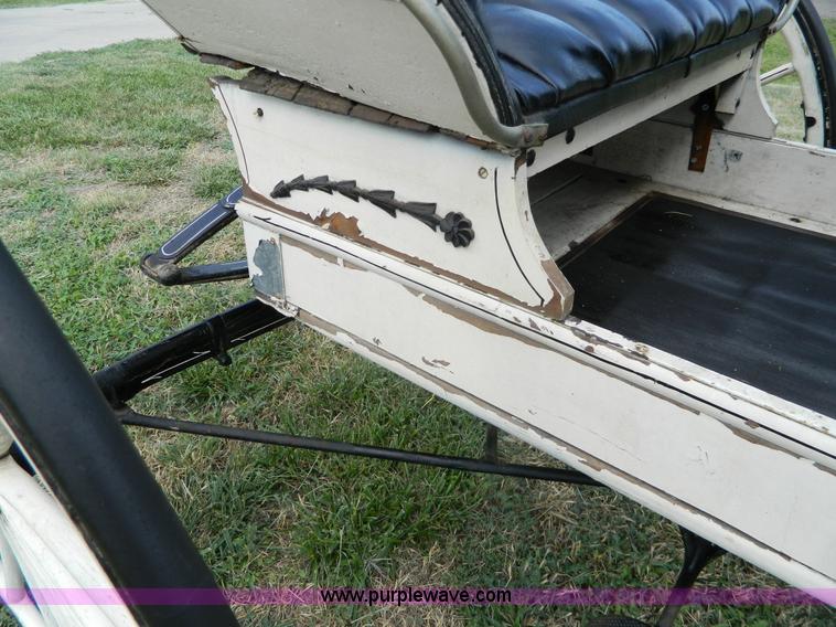 image for item AX9716 Surry horse drawn buggy