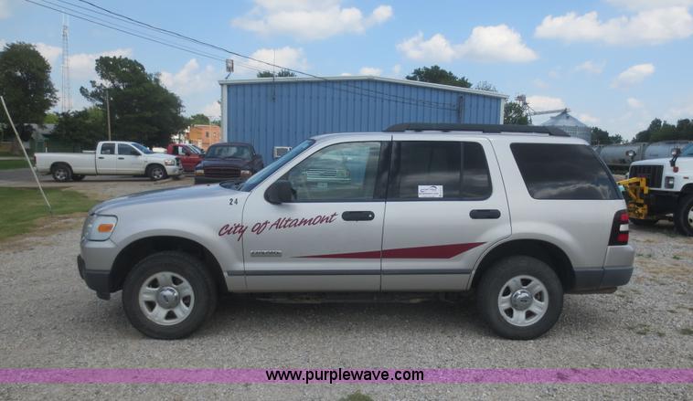 image for item D2111 2006 Ford Explorer XLS SUV