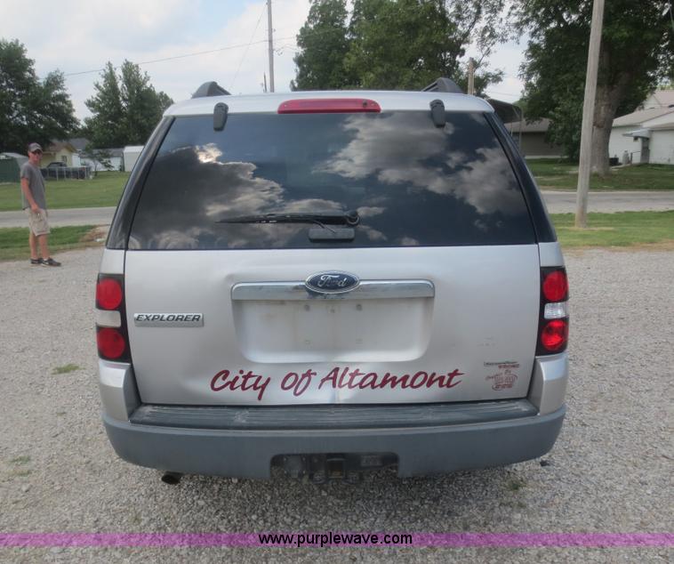 image for item D2111 2006 Ford Explorer XLS SUV
