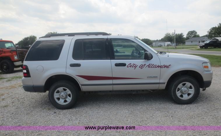 image for item D2111 2006 Ford Explorer XLS SUV