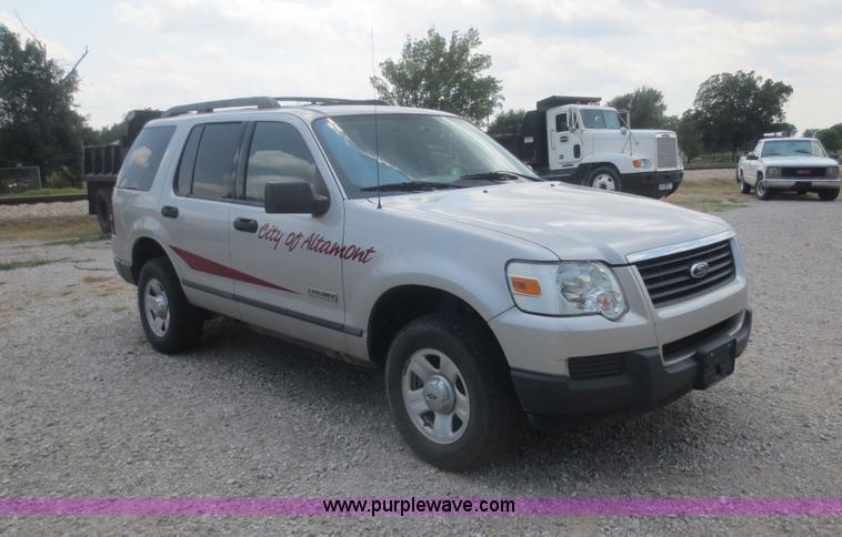 image for item D2111 2006 Ford Explorer XLS SUV