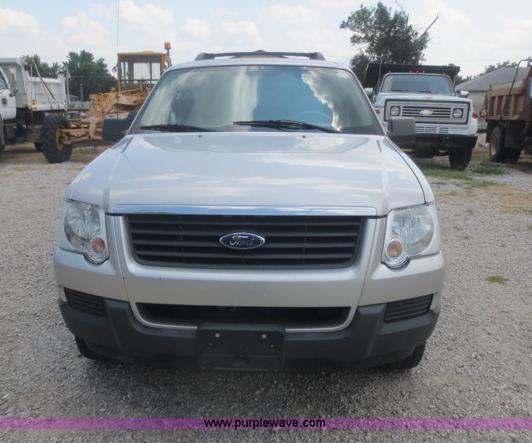 image for item D2111 2006 Ford Explorer XLS SUV