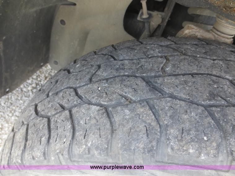 image for item D2111 2006 Ford Explorer XLS SUV