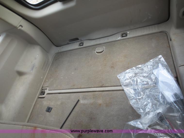 image for item D2111 2006 Ford Explorer XLS SUV