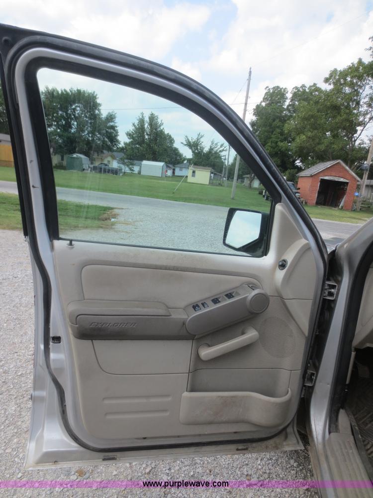 image for item D2111 2006 Ford Explorer XLS SUV