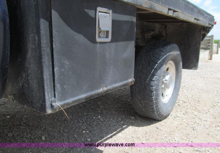 image for item E4927 2001 Ford F350 Super Duty XL flatbed truck