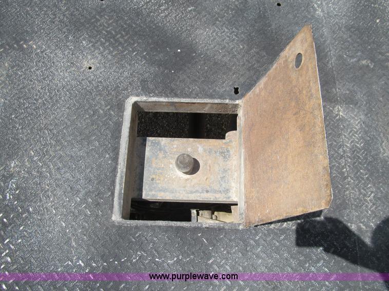 image for item E4927 2001 Ford F350 Super Duty XL flatbed truck