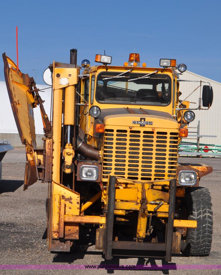 image for item F2051 1998 Oshkosh PA-2346 snow plow spreader truck