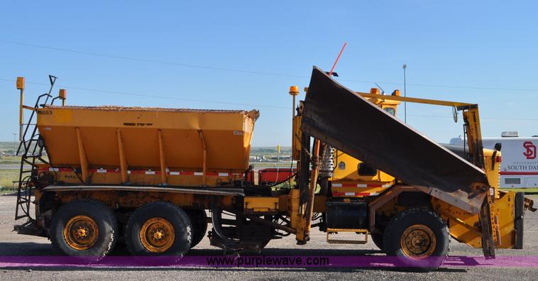 image for item F2051 1998 Oshkosh PA-2346 snow plow spreader truck