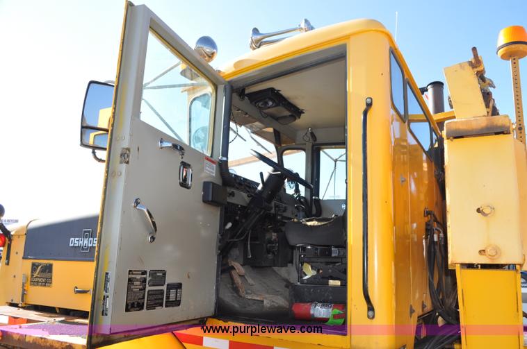image for item F2051 1998 Oshkosh PA-2346 snow plow spreader truck