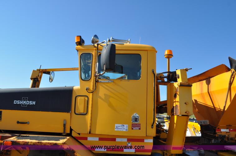 image for item F2051 1998 Oshkosh PA-2346 snow plow spreader truck