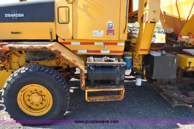 image for item F2051 1998 Oshkosh PA-2346 snow plow spreader truck