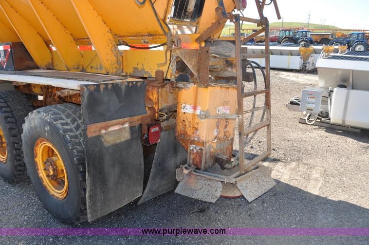 image for item F2051 1998 Oshkosh PA-2346 snow plow spreader truck