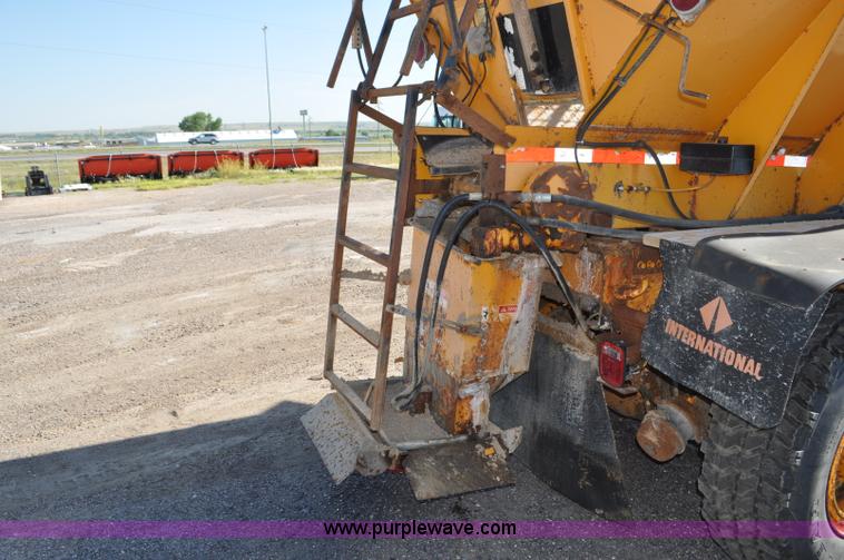 image for item F2051 1998 Oshkosh PA-2346 snow plow spreader truck