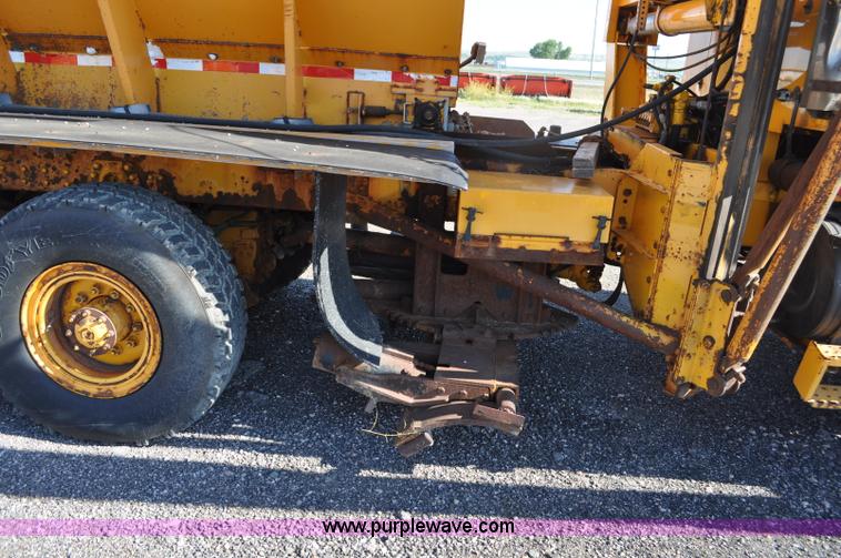 image for item F2051 1998 Oshkosh PA-2346 snow plow spreader truck