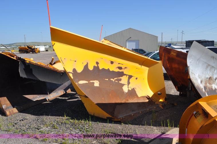 image for item F2051 1998 Oshkosh PA-2346 snow plow spreader truck