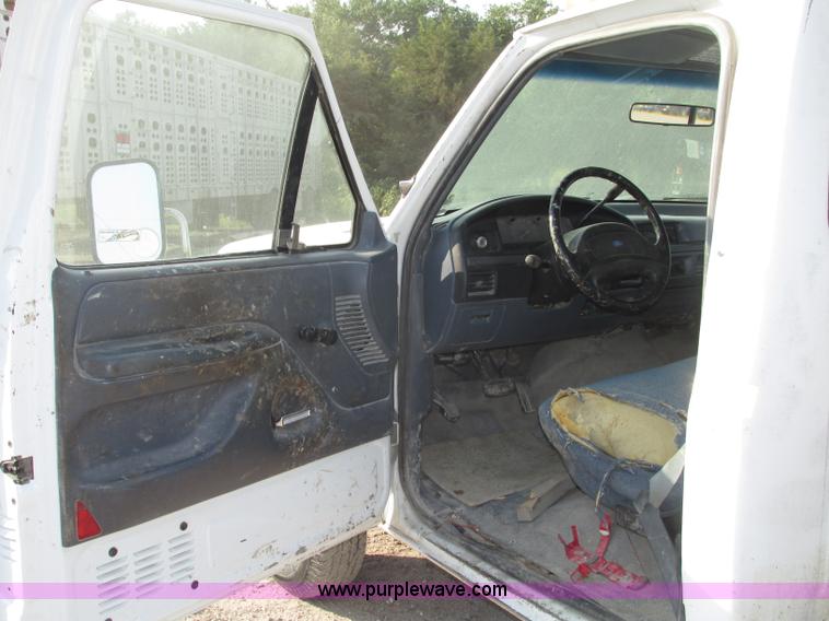 image for item F7460 1993 Ford F350 XL cab and chassis