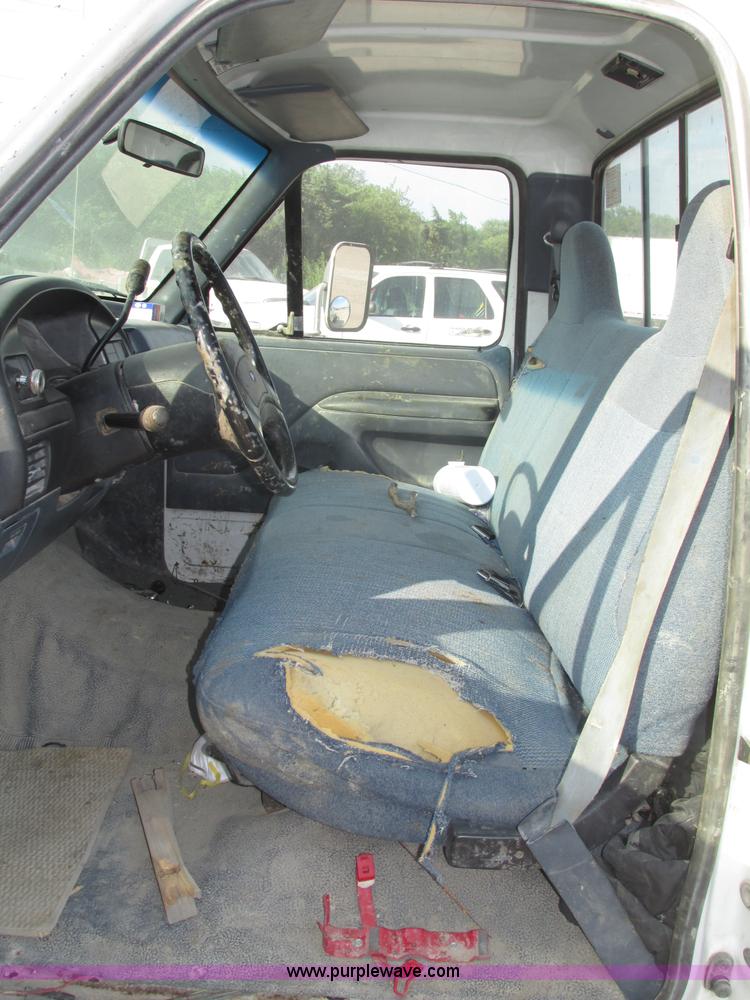image for item F7460 1993 Ford F350 XL cab and chassis
