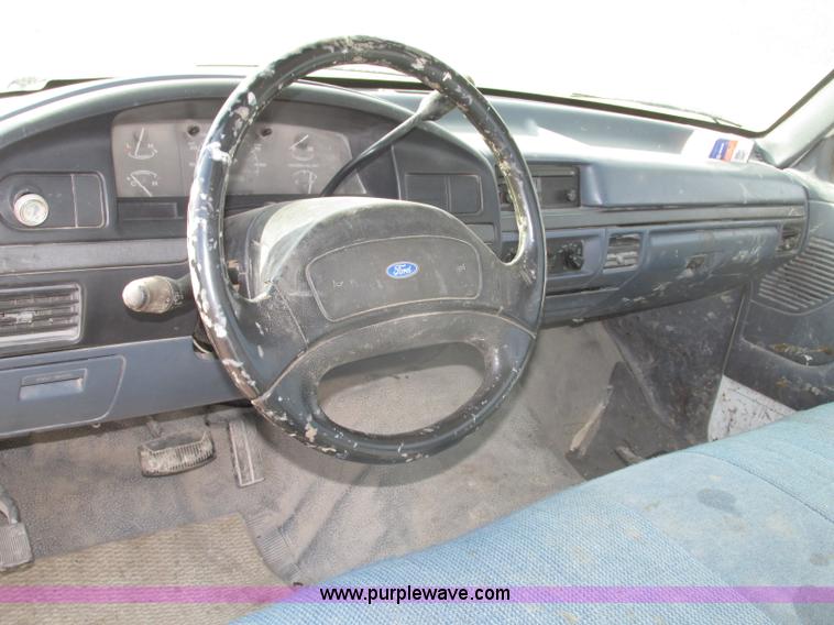 image for item F7460 1993 Ford F350 XL cab and chassis