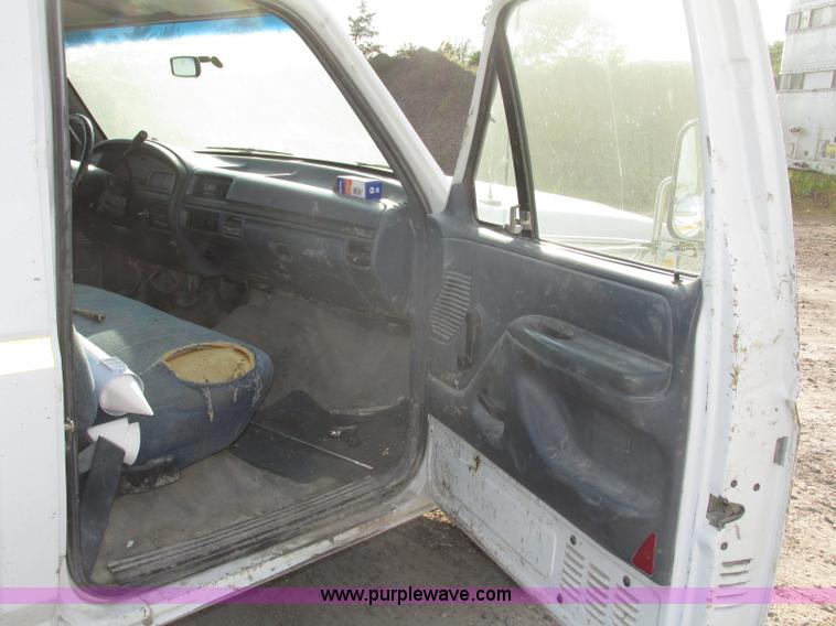 image for item F7460 1993 Ford F350 XL cab and chassis