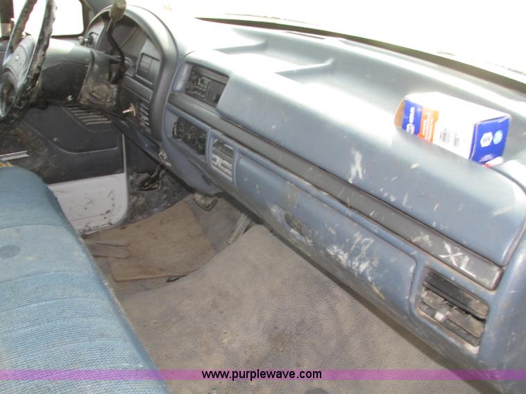 image for item F7460 1993 Ford F350 XL cab and chassis