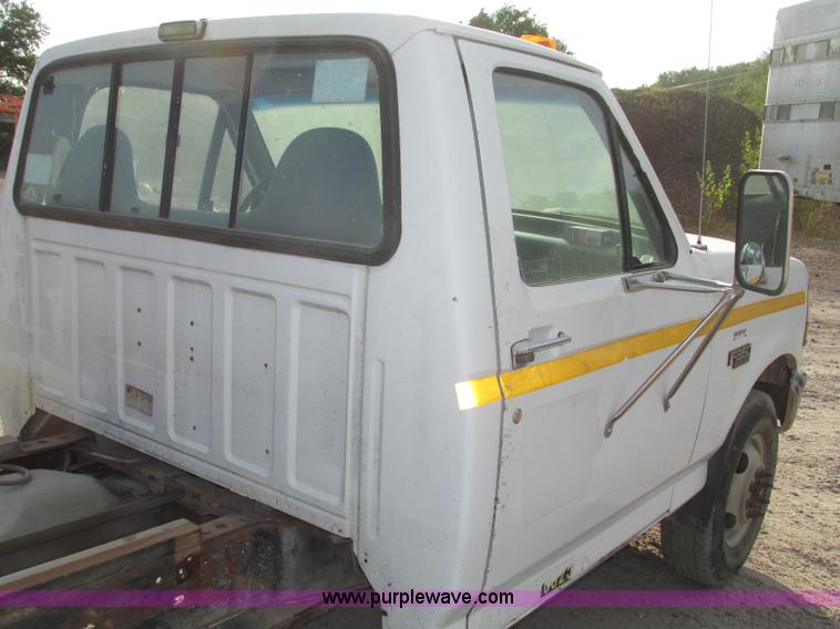 image for item F7460 1993 Ford F350 XL cab and chassis