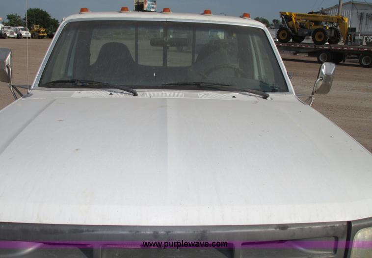 image for item F7460 1993 Ford F350 XL cab and chassis