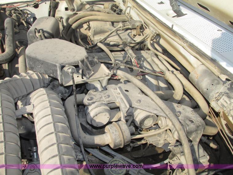 image for item F7460 1993 Ford F350 XL cab and chassis