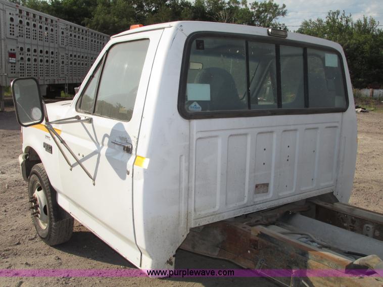 image for item F7460 1993 Ford F350 XL cab and chassis