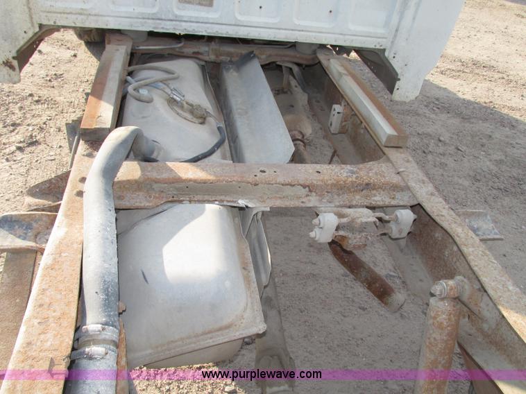 image for item F7460 1993 Ford F350 XL cab and chassis