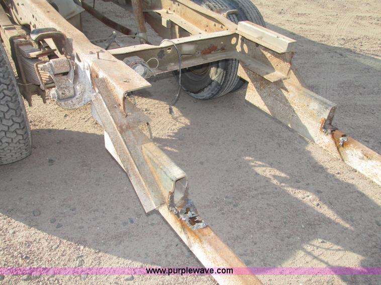 image for item F7460 1993 Ford F350 XL cab and chassis