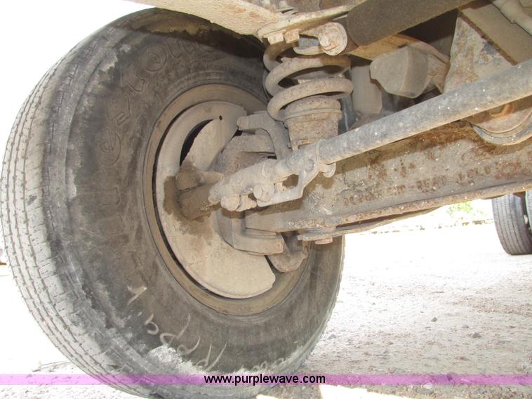 image for item F7460 1993 Ford F350 XL cab and chassis