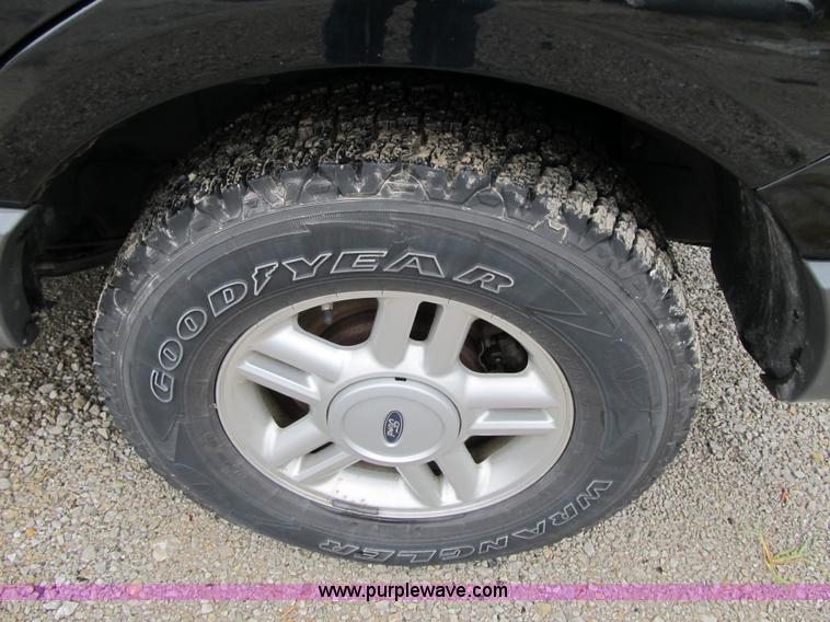 image for item F8806 2005 Ford Expedition XLT SUV