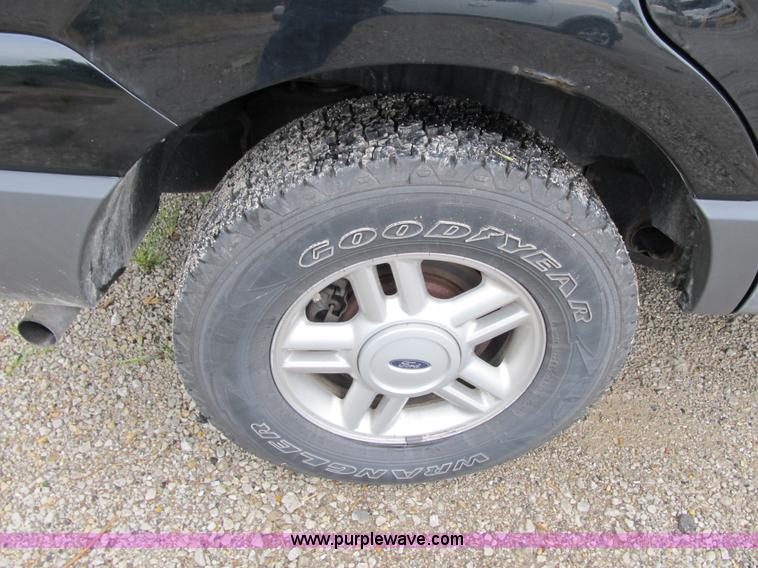 image for item F8806 2005 Ford Expedition XLT SUV