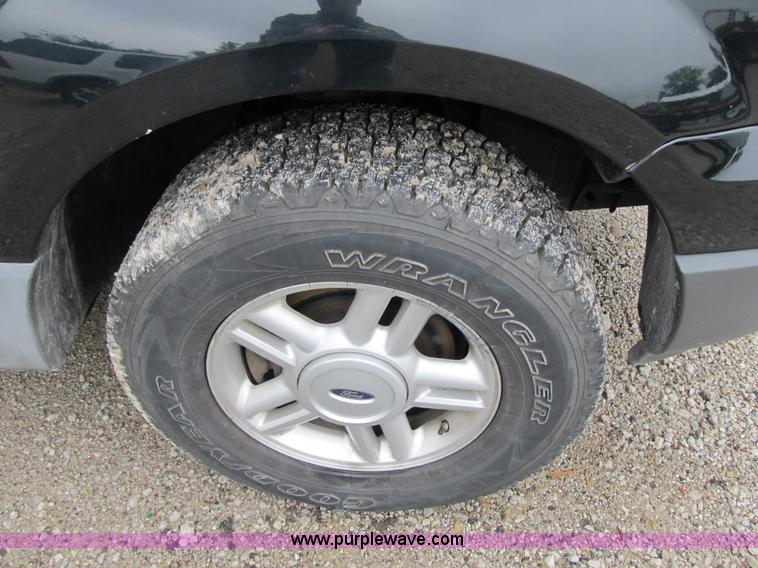 image for item F8806 2005 Ford Expedition XLT SUV