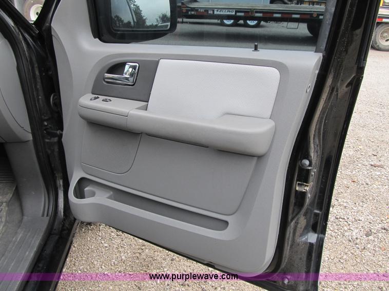 image for item F8806 2005 Ford Expedition XLT SUV