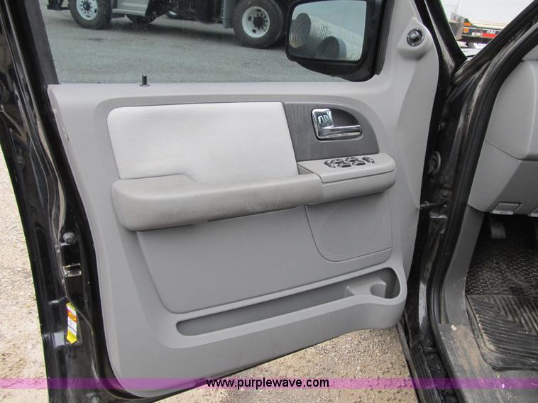 image for item F8806 2005 Ford Expedition XLT SUV