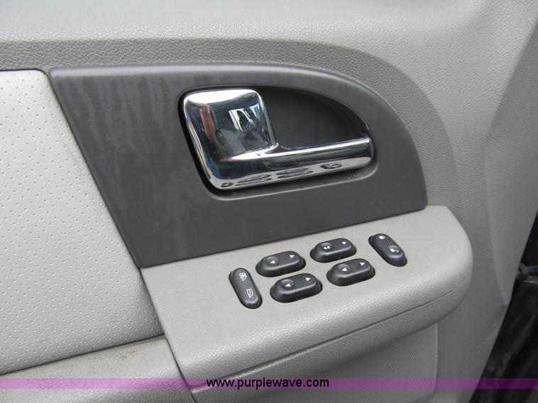 image for item F8806 2005 Ford Expedition XLT SUV