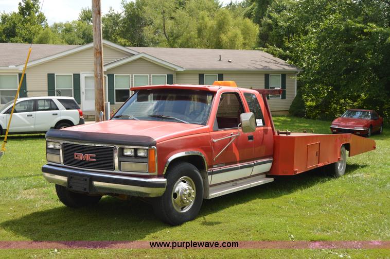 image for item H2857 1989 GMC 3500 car hauler truck