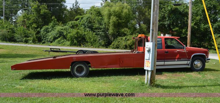image for item H2857 1989 GMC 3500 car hauler truck