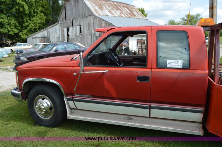image for item H2857 1989 GMC 3500 car hauler truck