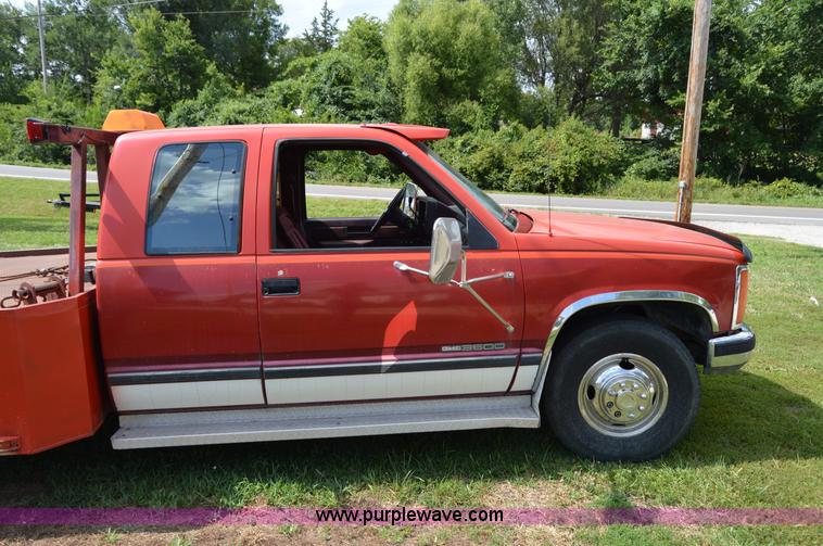 image for item H2857 1989 GMC 3500 car hauler truck