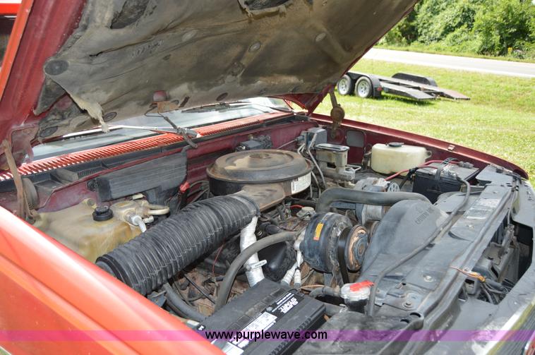 image for item H2857 1989 GMC 3500 car hauler truck