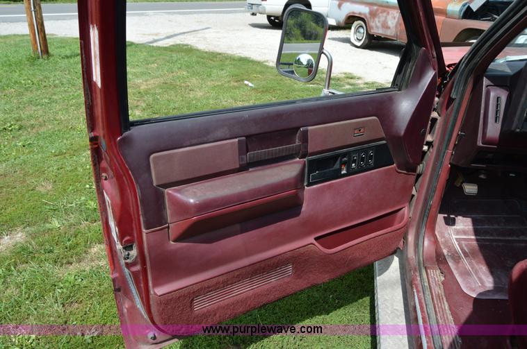 image for item H2857 1989 GMC 3500 car hauler truck