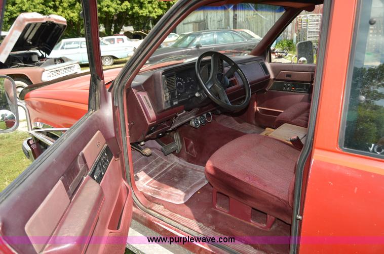 image for item H2857 1989 GMC 3500 car hauler truck