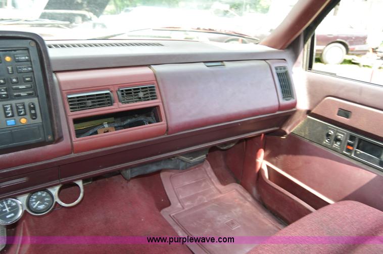 image for item H2857 1989 GMC 3500 car hauler truck