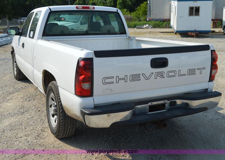 image for item H2886 2007 Chevrolet Silverado 1500 pickup truck