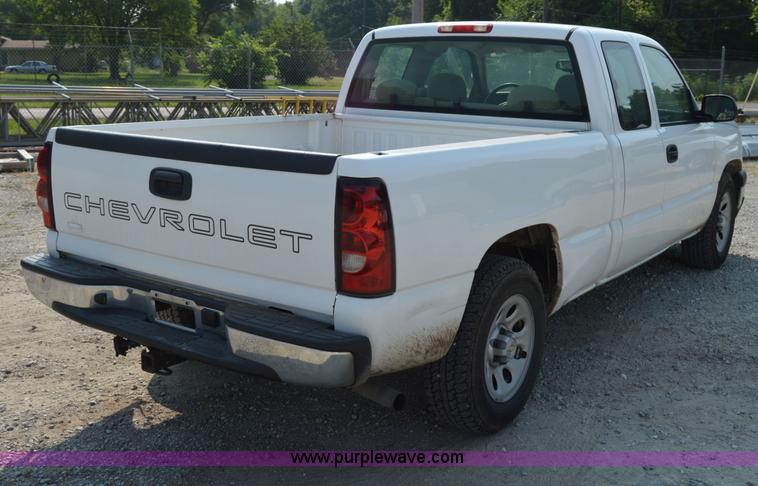 image for item H2886 2007 Chevrolet Silverado 1500 pickup truck