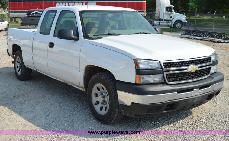 image for item H2886 2007 Chevrolet Silverado 1500 pickup truck