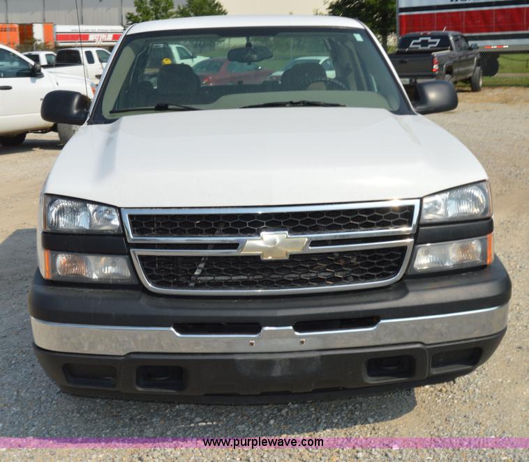 image for item H2886 2007 Chevrolet Silverado 1500 pickup truck